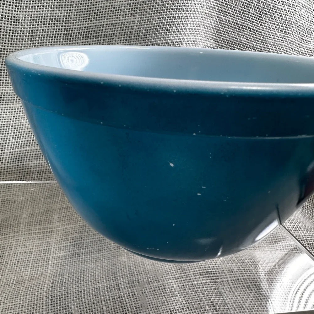Vintage Pyrex 401 Turquoise Blue Mixing Bowl 1.5 Pint Milk Glass Ovenware USA